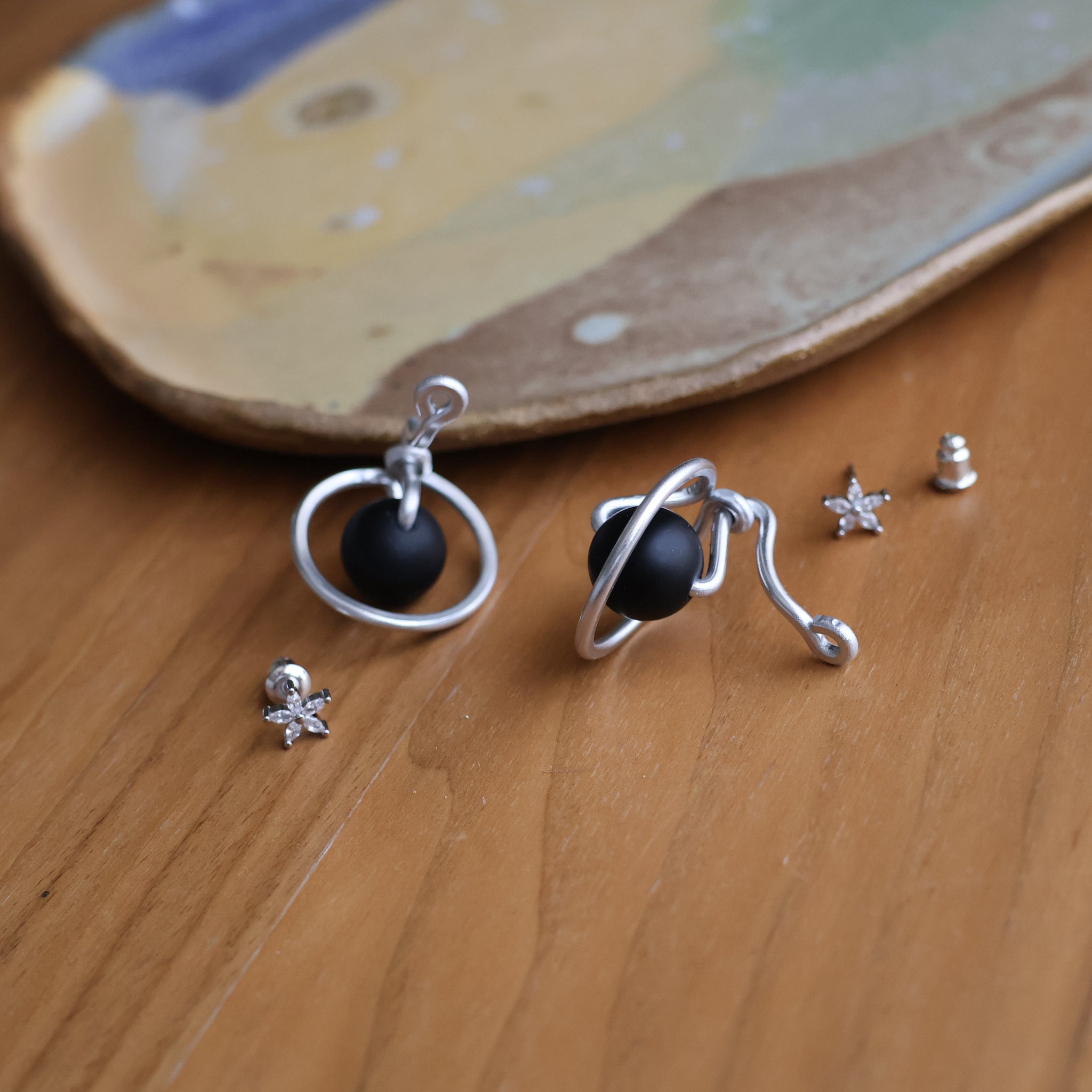 快適グッズ・旅行小物 revolution Earrings Black Saturn Earring Jackets | Liz Fox Roseberry